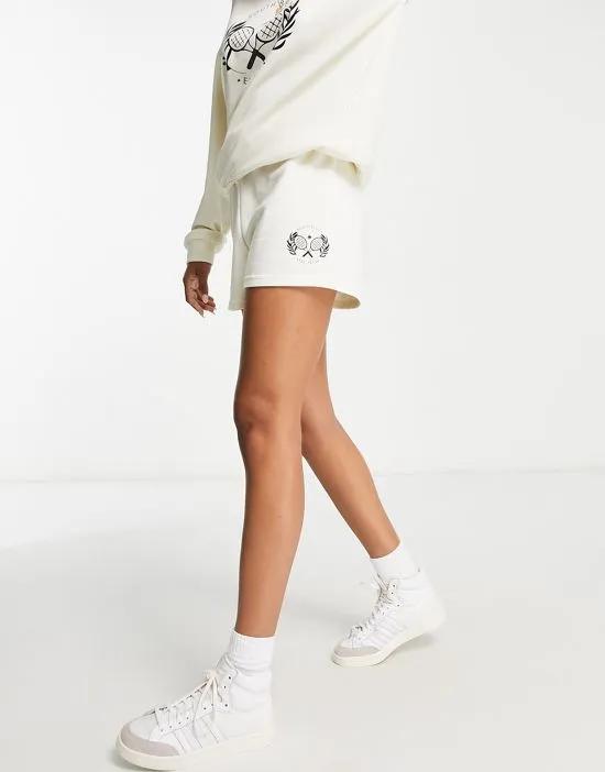 tennis logo shorts in white