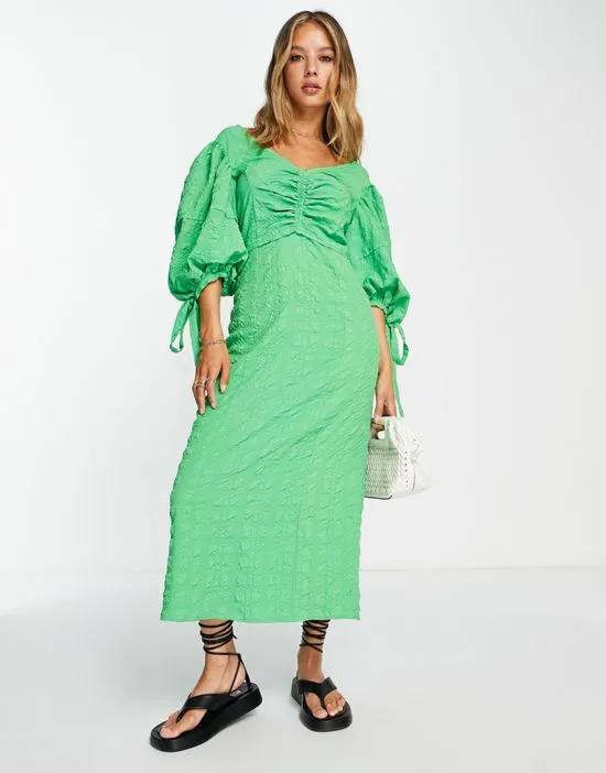 textured seersucker puff sleeve midi dress in green