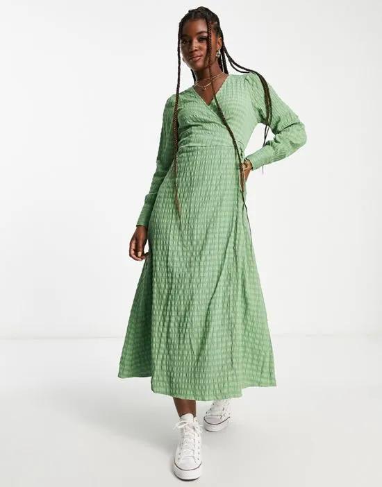 textured wrap midi dress in green