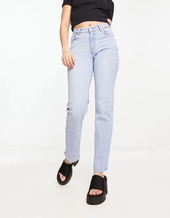 Twig mid rise v-shape waist straight leg stretch jeans in light Verona blue