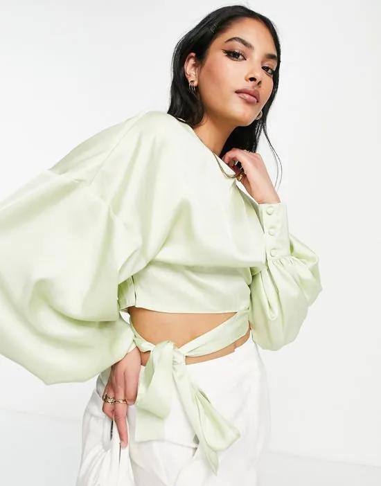 volume sleeve cropped top with tie waist in washed apple