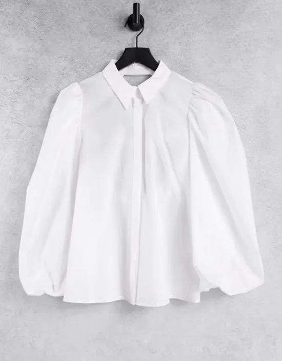 volume sleeve shirt with open elastic back detail in white