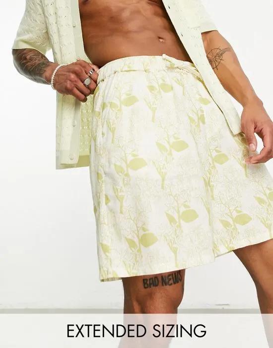 wide fit linen shorts in mid length in leaf print